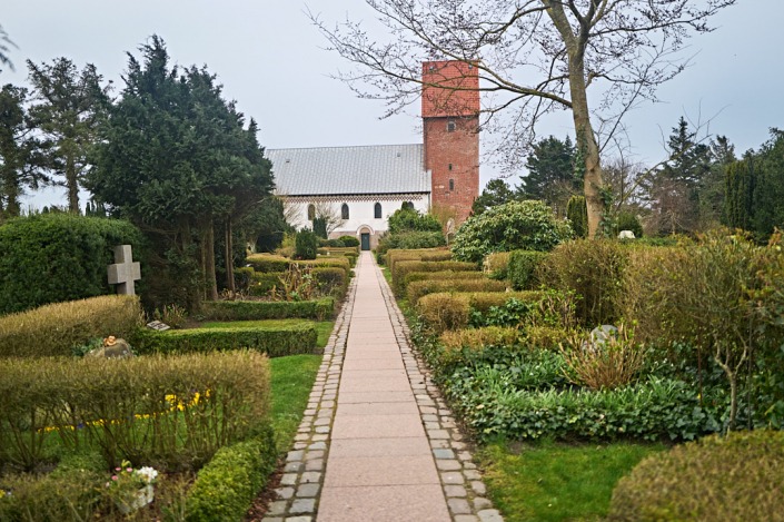 VEvangelische Kirche St. Severin von 1216 mit Friedhof